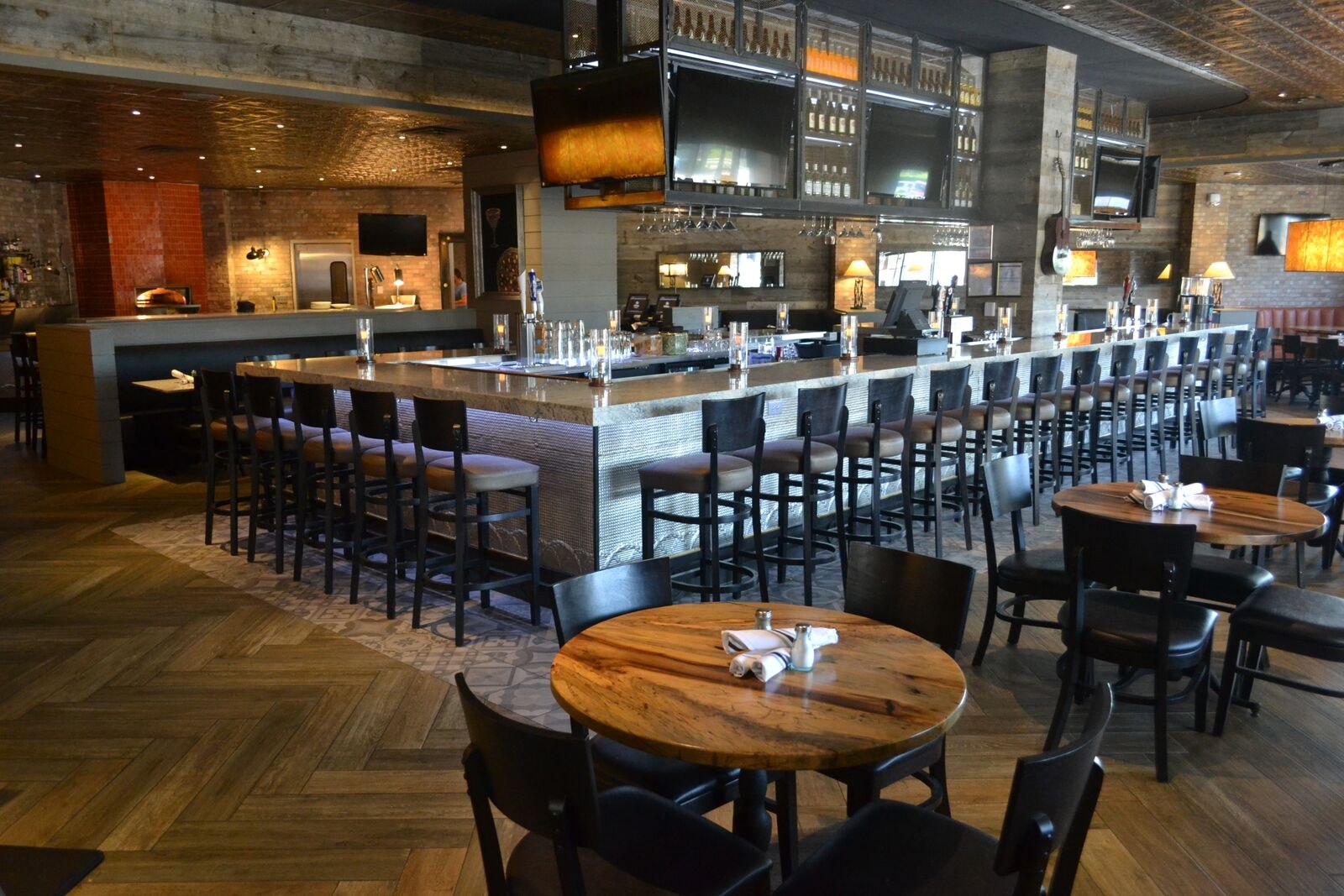 Dining and bar at R Bar and Grill, Hilton Arlington